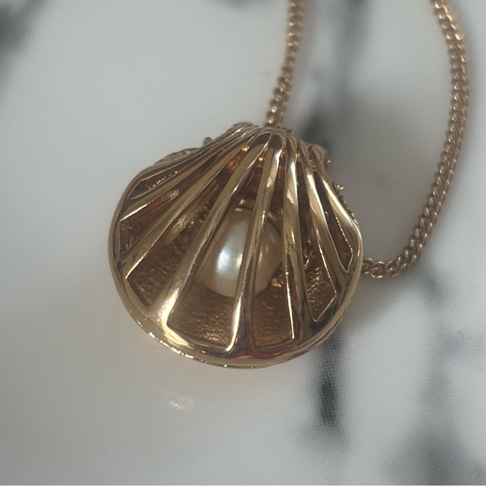Avon Gold Tone Pearl Shell Pendant Necklace Woman’s Dainty Beach Ocean Jewelry - Picture 2 of 10
